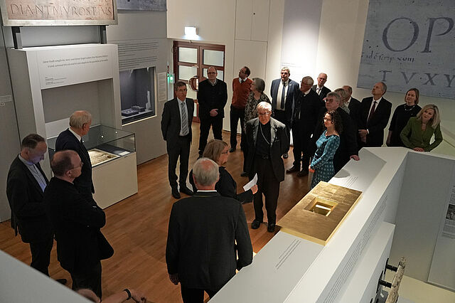 Für die Corvey-Sonderausstellung hat das Diözesanmuseum Paderborn viele Exponate aus anderen Instituten bekommen, wie die Bronzefigur einer Bärin, Inschriftenplatten oder den Beckenknochen des Heiligen Stephans. Kuratorin Dr. Christiane Ruhmann (vorne) führte die Gruppe durch die Ausstellung. (Foto: Simon Helmers)