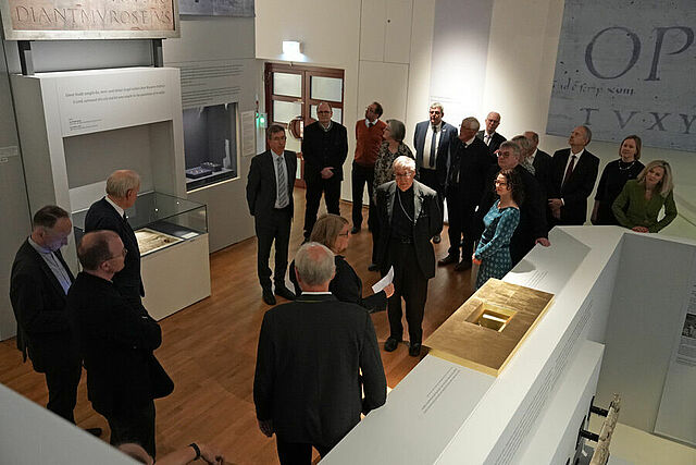 Für die Corvey-Sonderausstellung hat das Diözesanmuseum Paderborn viele Exponate aus anderen Instituten bekommen, wie die Bronzefigur einer Bärin, Inschriftenplatten oder den Beckenknochen des Heiligen Stephans. Kuratorin Dr. Christiane Ruhmann (vorne) führte die Gruppe durch die Ausstellung. (Foto: Simon Helmers)