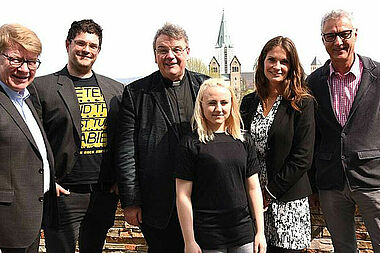 Rainer Krukenmeier, Präsident des Rotary Club Paderborn Stadt und Land (v. l.); Jens Hertrich, Manege Berlin-Marzahn; Monsignore Georg Austen, Bonifatiuswerk; Vanessa Dankert, Berliner Auszubildende bei Jolmes; Isabel Lubojanski, Manege; Dietmar Ahle, Rotary Club. Foto Sr. Theresita M. Müller