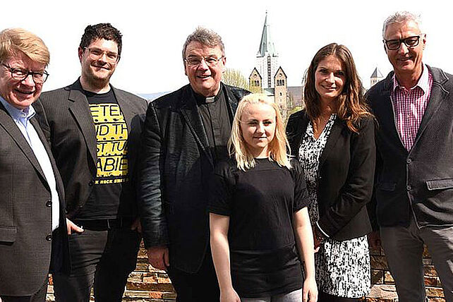 Rainer Krukenmeier, Präsident des Rotary Club Paderborn Stadt und Land (v. l.); Jens Hertrich, Manege Berlin-Marzahn; Monsignore Georg Austen, Bonifatiuswerk; Vanessa Dankert, Berliner Auszubildende bei Jolmes; Isabel Lubojanski, Manege; Dietmar Ahle, Rotary Club. Foto Sr. Theresita M. Müller