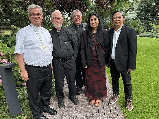 Gäste aus der Diaspora zu Gast bei Erzbischof Dr. Udo Markus Bentz: Generalvikar Niels Engelbrecht (Kopenhagen), Lara May C. und Nicador G. Diaz aus Grönland. Mit dabei:  Monsignore Georg Austen (Mitte). Foto:Matthias Micheel