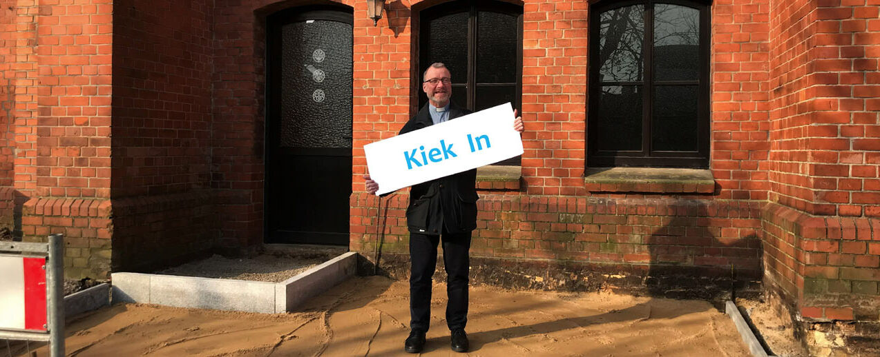 Noch wird die Terrasse verlegt, über die zur Freude von Pfarrer Bernd Wojzischke schon bald viele Besucher in das Kirchen-Café "Kiek in" gelangen sollen. (Foto: Dorota Petersen)