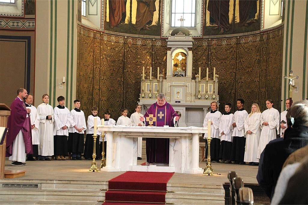 Die Eucharistiefeier in der St. Peter und Paul Kirche war gut besucht. (Foto: Andreas Statt)