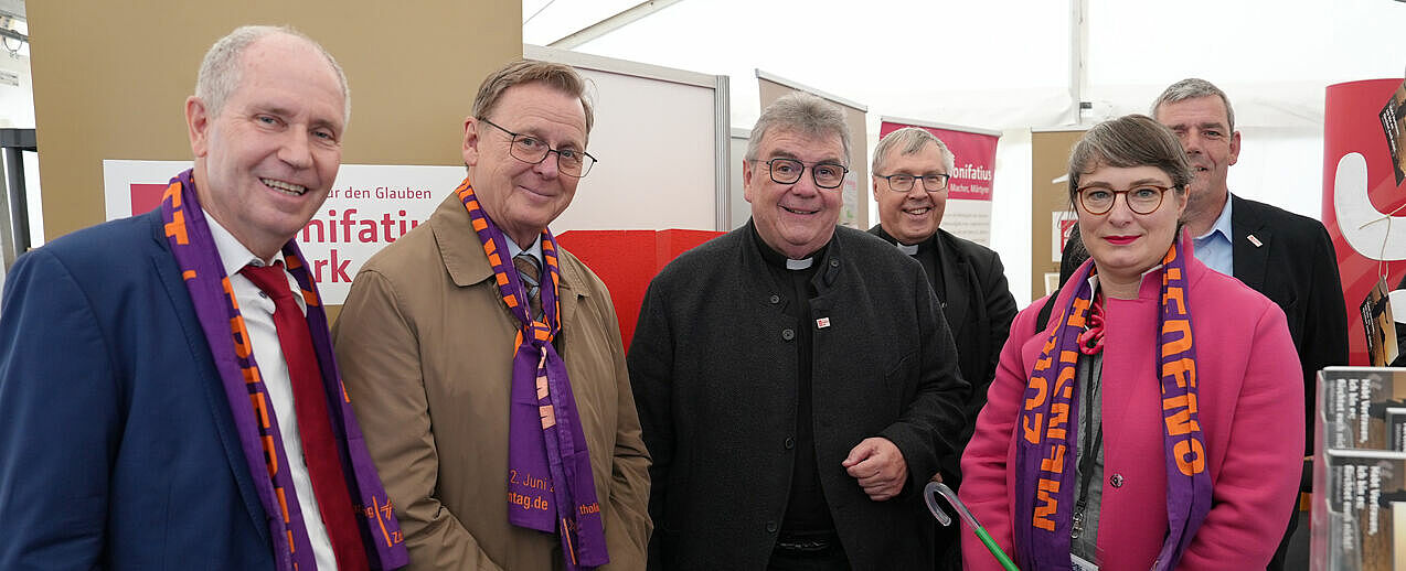 Besuch am Info-Stand: Thüringens Ministerpräsident Bodo Ramelow (Zweiter von links) und die Landesvorsitzende der Partei "Die Linke" in Thüringen, Ulrike Grosse-Röthig, im Gespräch mit (von links) Bonifatiuswerk-Präsident Manfred Müller, Generalsekretär Monsignore Georg Austen sowie Kopenhagens Bischof Czeslaw Kozon, Vorsitzender der Nordischen Bischofskonferenz, und Bonifatiuswerk-Geschäftsführer Ingo Imenkämper. Foto: Pia Wittek 