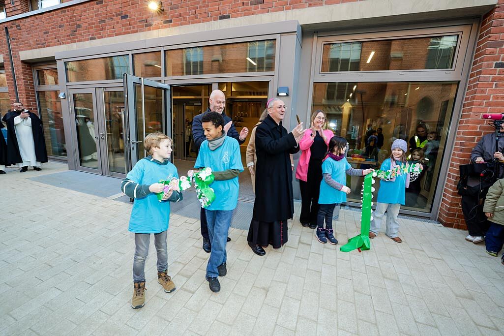 Viel Aplaus für die Kinder und Erzbischof Dr. Stefan Heße. (Foto: Christof Haake)