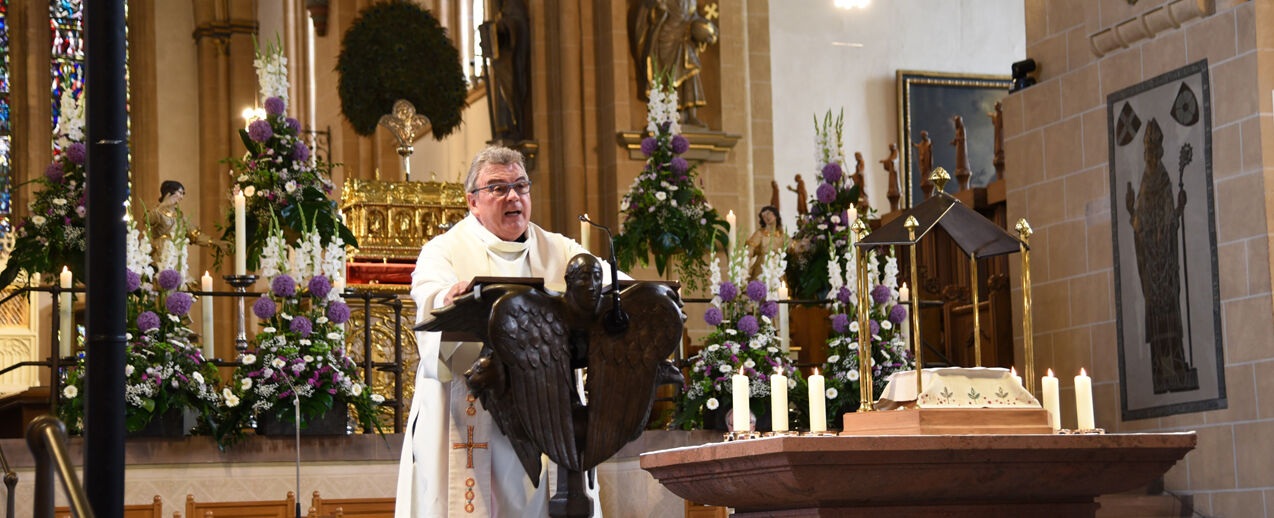 Monsignore Georg Austen; Generalsekretär des Bonifatiuswerkes, begrüßt die Besucher der Libori-Andacht (Foto: Theresa Meier)