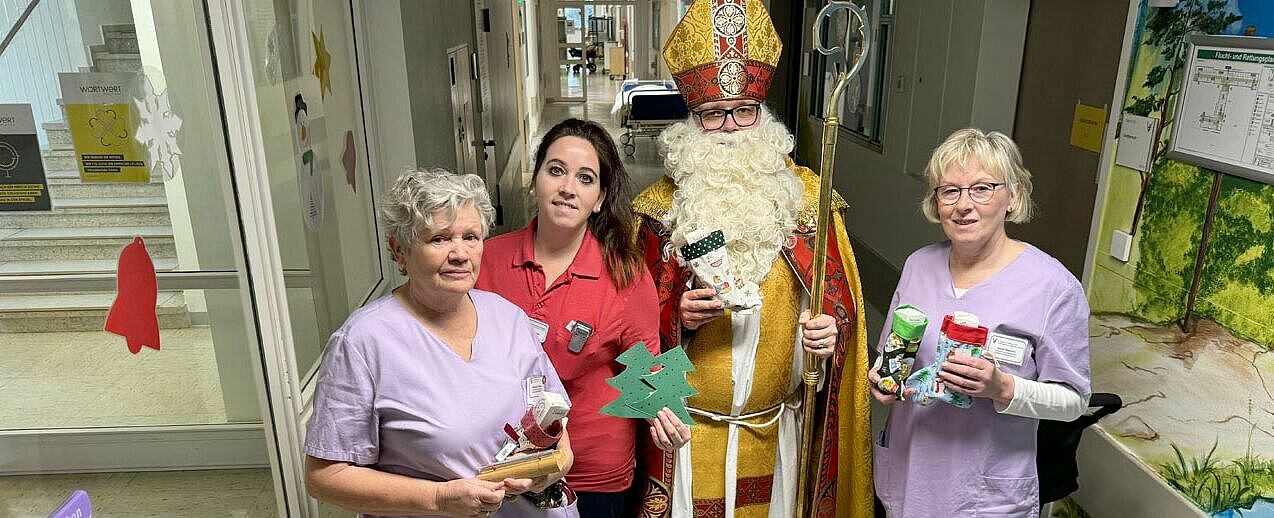 Unterstützung hatte der Nikolaus vom Team sowie des Ehrenamtskreises der Kinderklinik St. Louise. (Foto: Regina Böddeker)