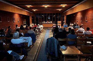 Eltern und Kinder feiern gemeinsam Gottesdienst.