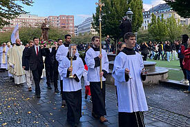 Die Prozession mit einer Franziskus-Ikone. (Foto: Stockholms katolska stift)
