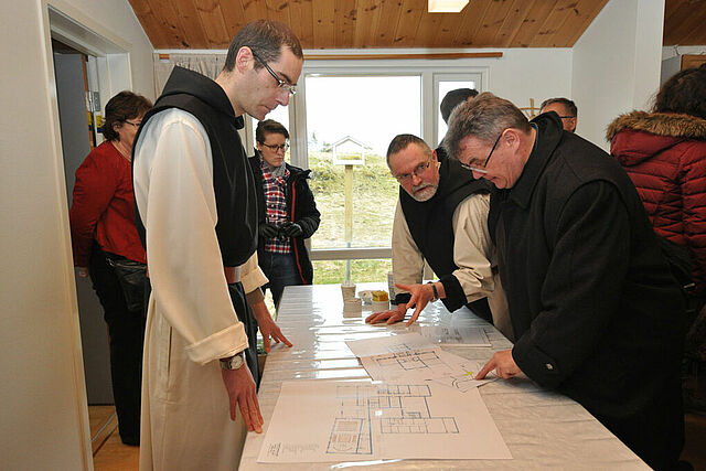 Prior Joel bespricht mit Msgr. Georg Austen die Pläne zur Erweiterung des Klosters Munkeby. (Foto: P. Kleibold)