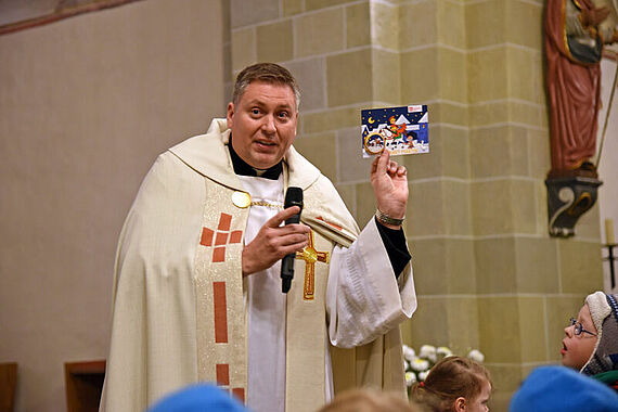 Neuenbekens Pastor Markus Stadermann erzählte den Kindern im Gottesdienst vom Heiligen Martin. Foto: Kleibold