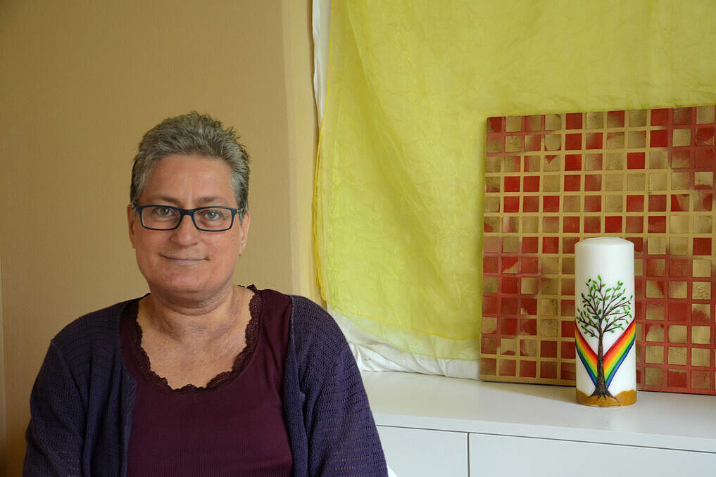 Annette Stöber, Leitung des Wohnhauses Johanna, im Raum der Stille. (Foto: Alfred Herrmann)