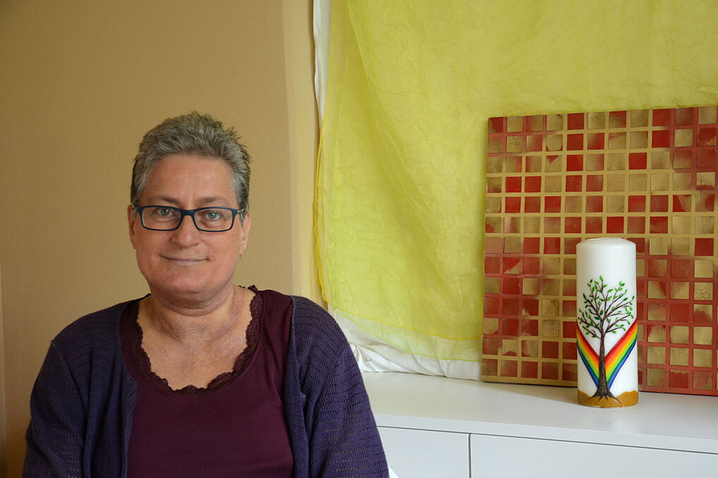 Annette Stöber, Leitung des Wohnhauses Johanna, im Raum der Stille. (Foto: Alfred Herrmann)