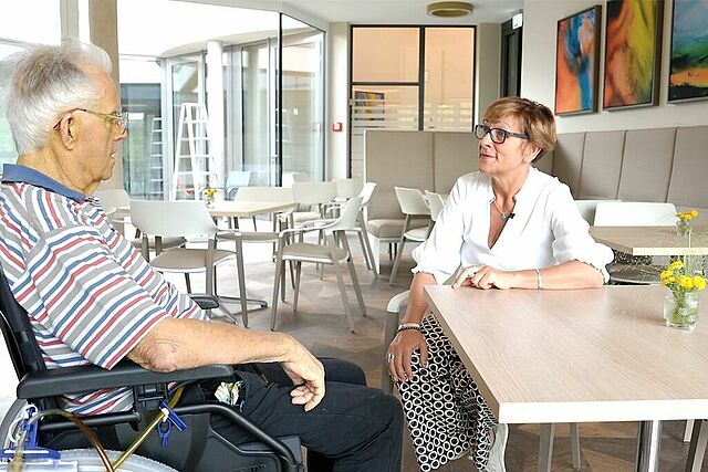Bewohnerinnen und Bewohner wie auch Gäste und Angehörige werden vom Einzug bis zum Auszug und darüber hinaus durch Gespräche begleitet. (Foto: Theresa Meier)