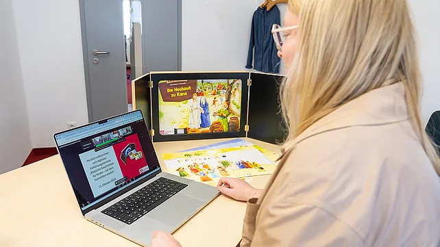 Große Resonanz auf das Kamishibai-Einführungsseminar des Bonifatiuswerkes: Gespannt verfolgten 150 Teilnehmende die Online-Präsentation von Kamishibai-Expertin Simone Jacken (Wuppertal). Foto: Hartmut Salzmann