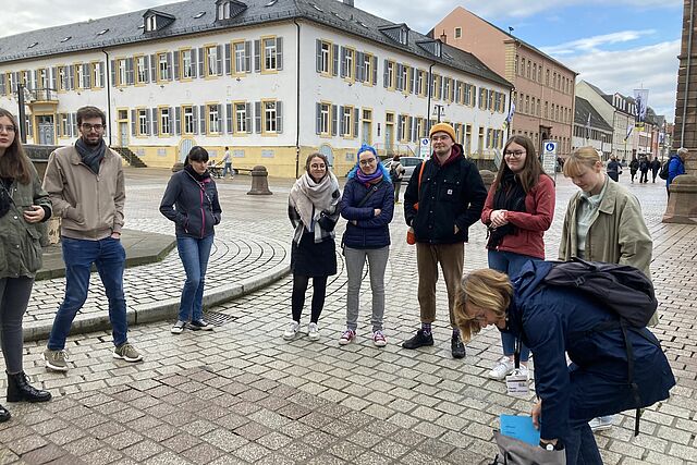 Die Gruppe bei der Stadtführung. (Foto: Marisa Grummich)