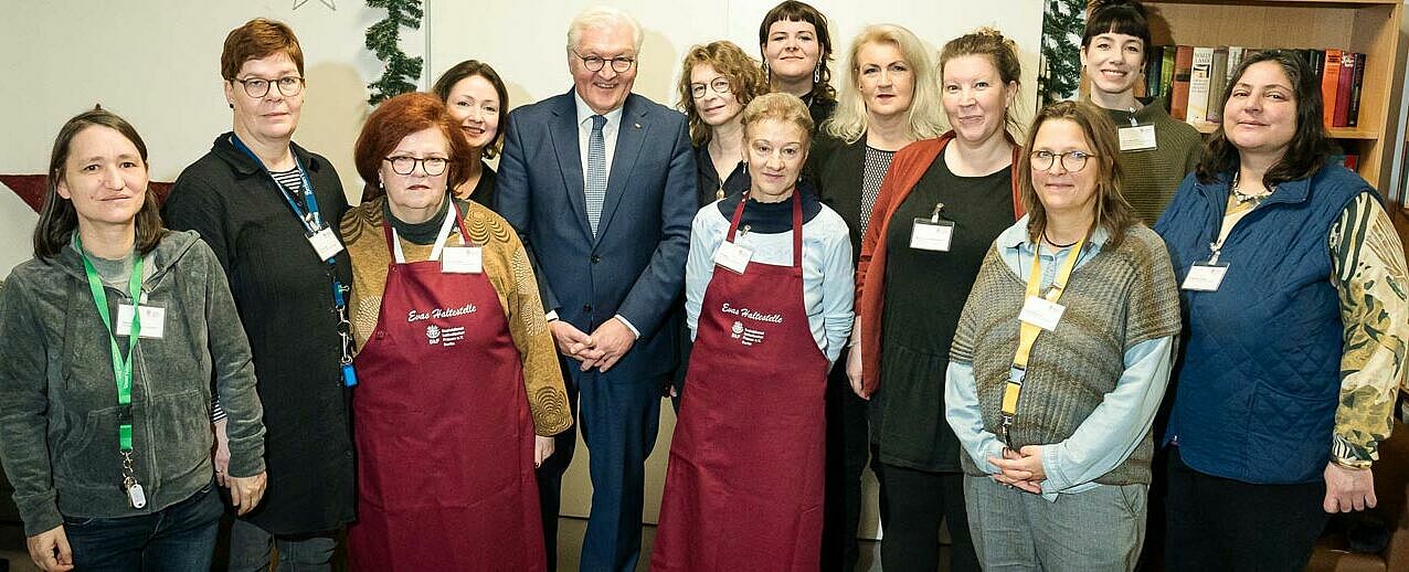 Bundespräsident Frank-Walter Steinmeier mit dem Team von "Evas Haltestelle" und "Housing First für Frauen", Ehrenamtlichen sowie SkF-Vorstandsvorsitzende Dr. Dagmar Löttgen (Fünfte von links) und SkF-Geschäftsführerin Rita Brandt (Fünfte von rechts). (Copyright Bundesregierung/Denzel)