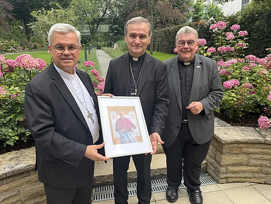 Ein Geschenk anlässlich der Seligsprechung von Eduard Profittlich: Erzbischof Dr. Udo Markus Bentz, Bischof Jean-Philippe Jourdan (Tallinn/Estland) und Bonifatiuswerk-Generalsekretär Monsignore Georg Austen (v.l.). Foto:Matthias Micheel