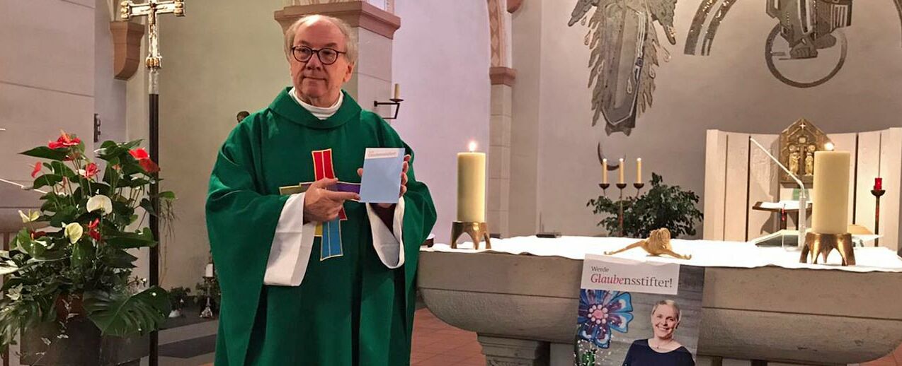 Pfarrer Wolfgang Winkelmann vom Diözesanbonifatiuswerk Paderborn erklärt das Leitmotiv zur diesjährigen Diaspora-Aktion. (Foto: BW)