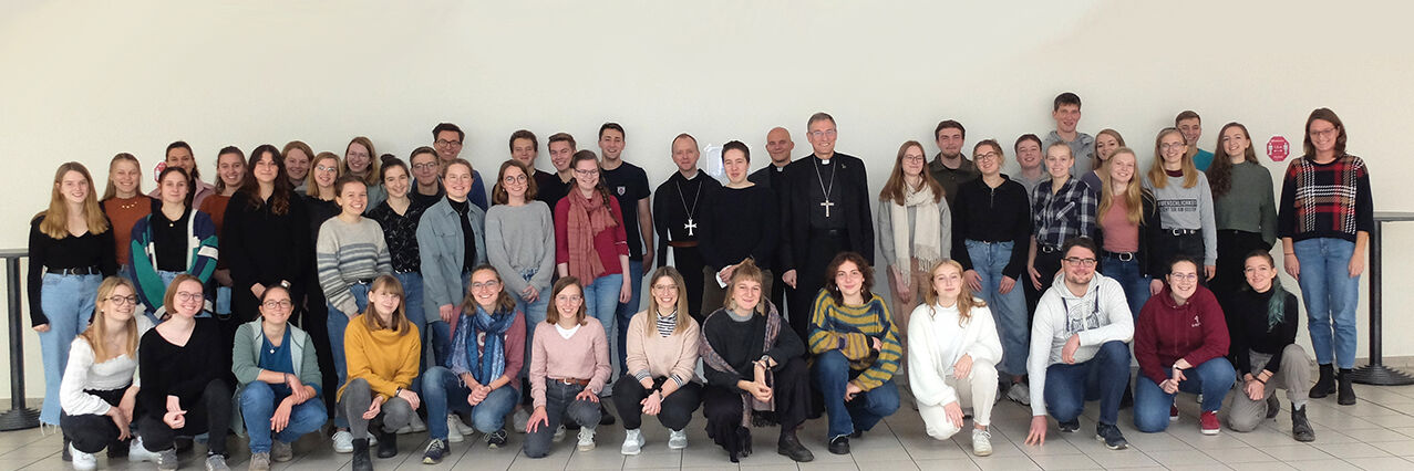43 former trainees met in Hildesheim in order to exchange experiences and to talk with bishops from the North. (Photo: Oliver Gierens)