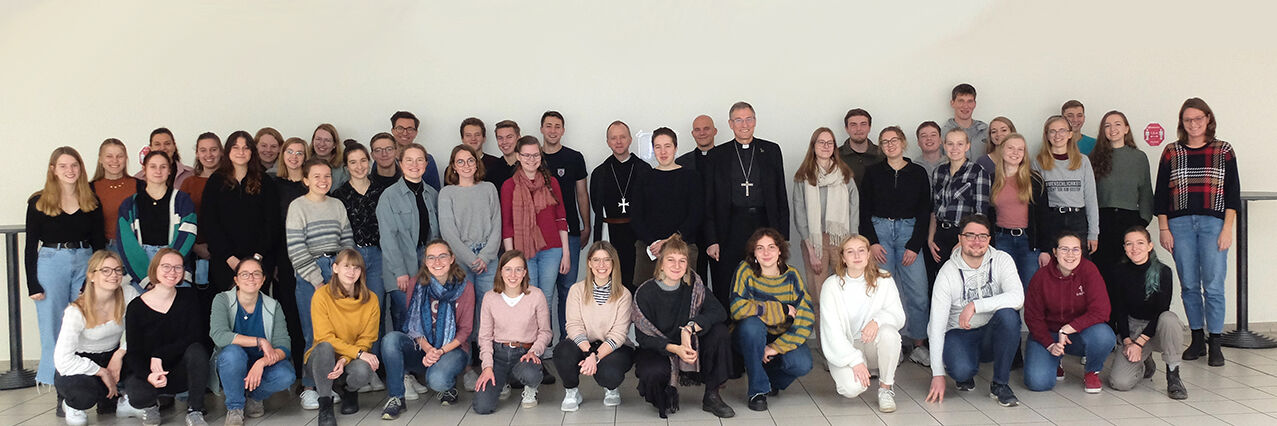 Gruppenfoto der 43 ehemaligen Praktikantinnen und Praktikanten, die sich im Hildesheimer Gymnasium Josephinum trafen, um gegenseitig Erfahrungen auszutauschen und mit Bischöfen aus dem Norden ins Gespräch zu kommen (Foto: Oliver Gierens)