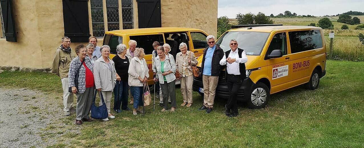 Dank der vom Bonifatiuswerk geförderten rapsgelben BONI-Busse können die Rügener Kirchen auf Inseltouren angesteuert werden. (Foto: Franz Stabenow)