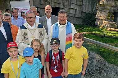 Bischof Dr. Franz-Josef Bode segnet die Bären im Zoo Osnabrück. Mit dabei: Monsignore Georg Austen, Generalsekretär des Bonifatiuswerkes, der Präsident des Zoos, Reinhard Sliwka, und die Osnabrücker Schüler Ole, Sophie, Oskar, Felipe und Mathilda. Foto: Patrick Kleibold