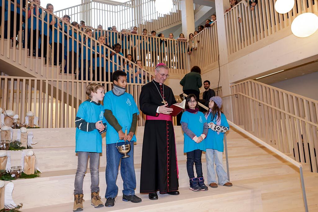 Erzbischof Dr. Stefan Heße bei der Segnung des neuen Sophien-Campus. (Foto: Christof Haake)