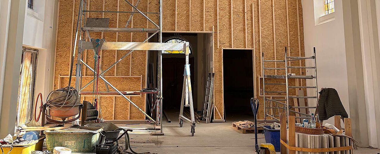 Geschädigte Putzflächen, statische Probleme im Bereich der Empore sowie Schäden am Fußboden und an der Fassade machen eine grundlegende Innensanierung erforderlich. (Foto: Pia Schröter)