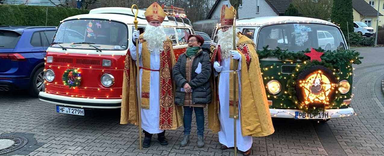 Festlich geschmückt überraschten gleich zwei Nikoläuse im Bulli die Familien in Marienloh. Von links: Ronald von Schlegell (als Nikolaus), Maria Halsband (Kolpingsfamilie Marienloh, Paul Nübel (als Nikolaus): (Foto: Maximilian Heese)