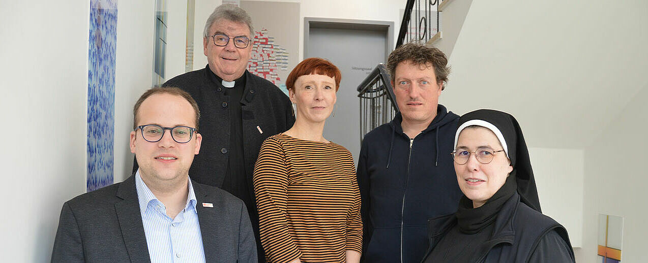 Lernten sich im Bonifatiushaus in Paderborn kennen (von links): Referent Daniel Born, Generalsekretär Georg Austen, Mandy Göhler, Claude Englebert und Schwester M. Deodata Weber. (Foto: Marius Thöne)