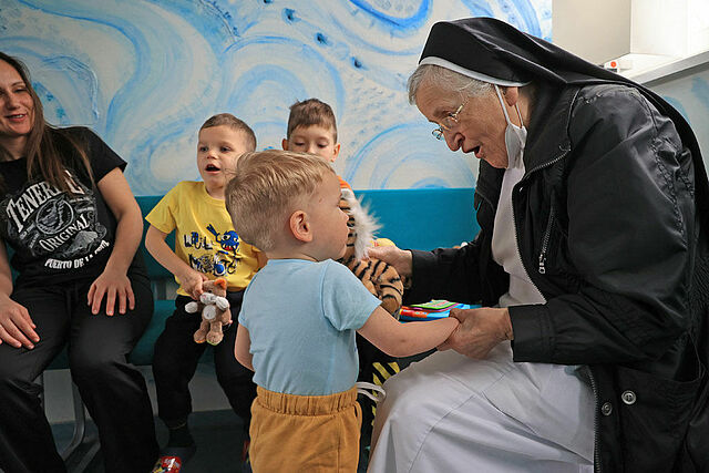 Sr. Raphaela kümmert sich liebevoll um die Kinder im Christian-Schreiber-Haus. (Foto: M. Nowak)