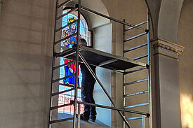 Reinigung und Restauration der Buntglasfenster. 