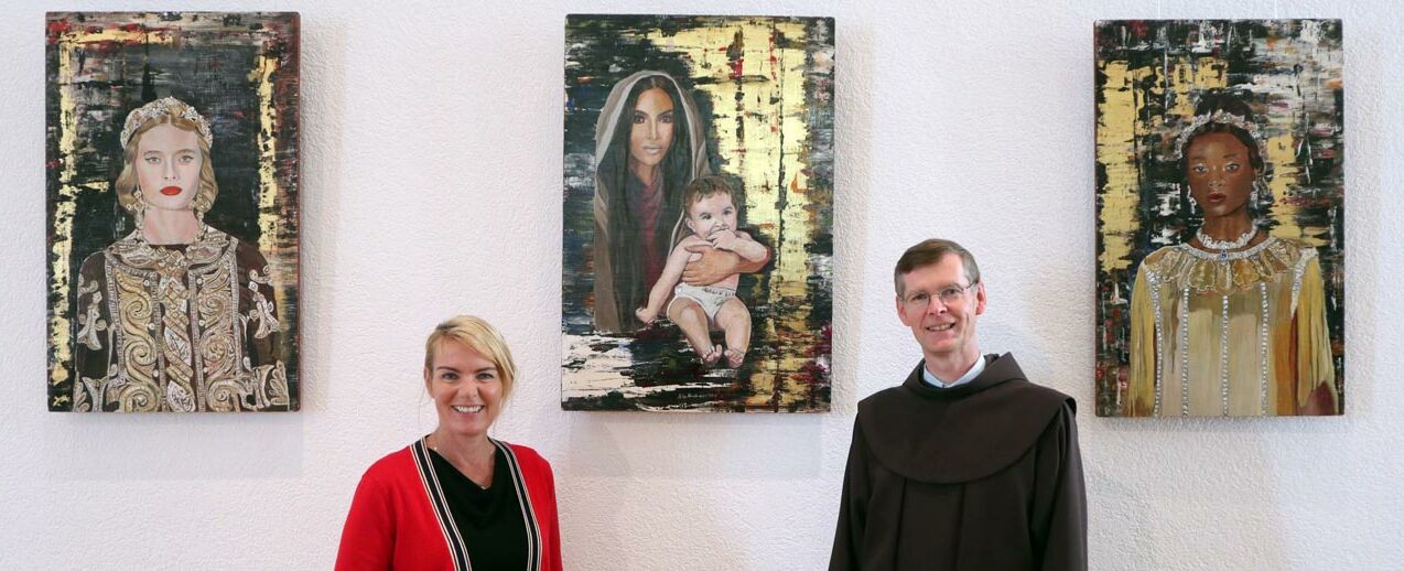 Sylvia Vandermeer kam mit Bruder Stefan Federbusch über die Marienbilder ins Gespräch. (Foto: Bruder Dr. Stefan Federbusch)