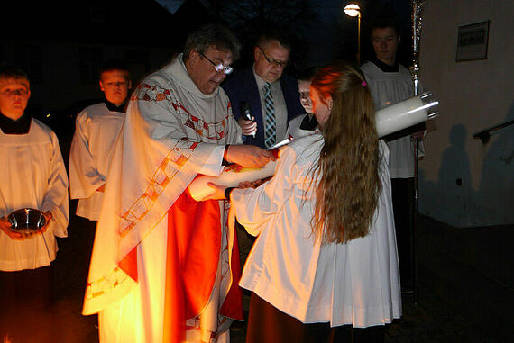 Monsignore Georg Austen segnete die Osterkerze, die anschliessend entzündet und in die Kirche gebracht wurde. Foto: Mirjam Schliephak