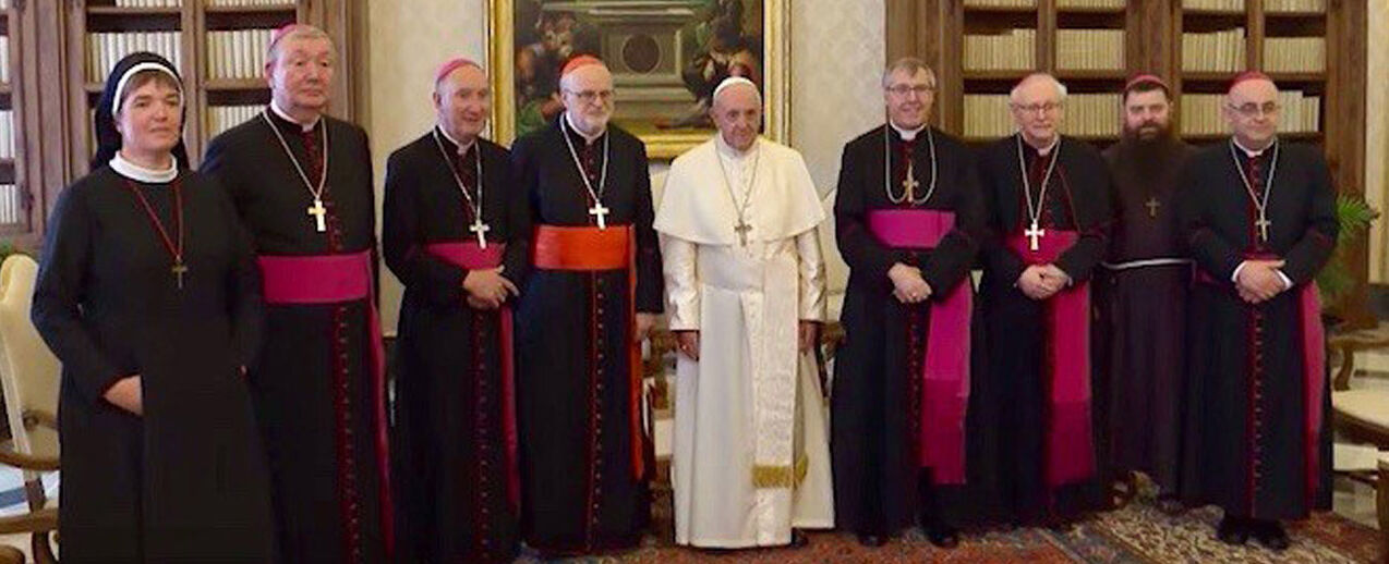 Sr. Anna Mirijam Kaschner (v. l.), Bischof Bernt Eidsvig, Bischof Peter Bürcher, Anderes Kardinal Arborelius, Papst Franziskus, Bischof Czeslaw Kozon, Bischof Teemu Sippo, Bischof David Tencer, Bischof Berislav Grgjc