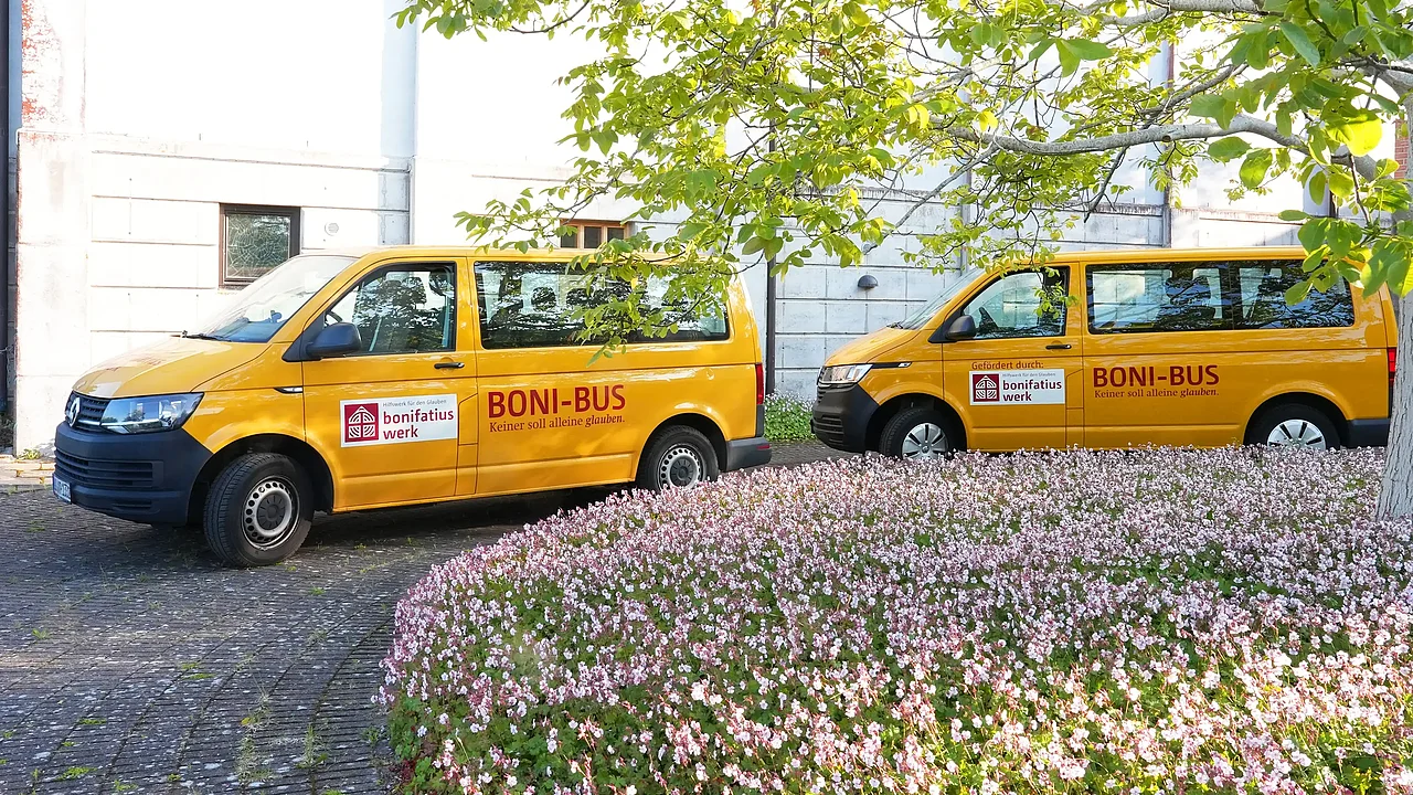 BONI-Busse am Benediktinerinnenkloster am Omberg bei Vadstena. Foto: Theresa Meier