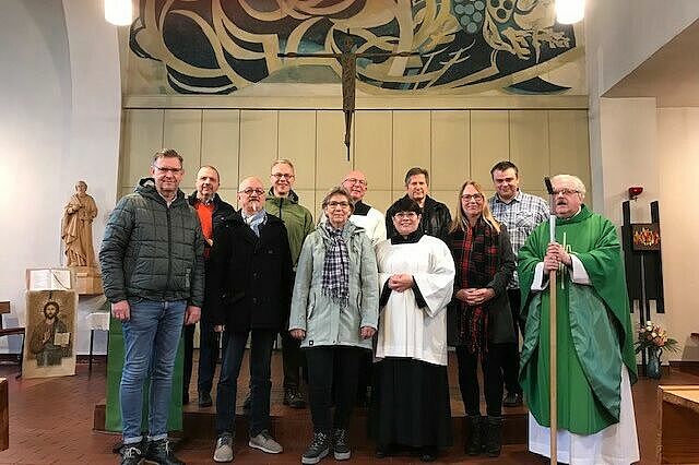 Pfarrer Steffen Börner (rechts) mit dem Pilgerstab und den Kandidaten und Kandidatinnen zur diesjährigen OKR Wahl Döbeln/Roßwein. (Foto: Margret Schmidt)