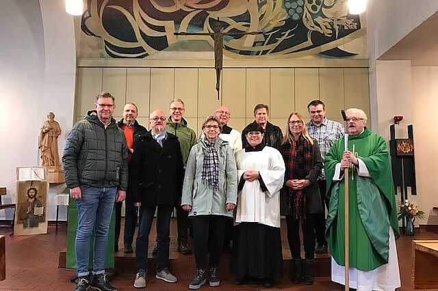 Pfarrer Steffen Börner (rechts) mit dem Pilgerstab und den Kandidaten und Kandidatinnen zur diesjährigen OKR Wahl Döbeln/Roßwein. (Foto: Margret Schmidt)