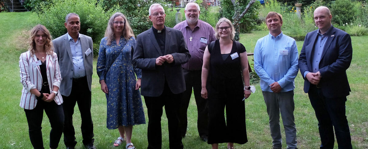 Weihbischof König mit Caritas Vertretern aus Nordeuropa im Domgarten: (v.l.:) Laura Maring (Referentin im Bonifatiuswerk), Dr. George Joseph (Generalsekretär Caritas Schweden), Maria Krabbe Hammershøy (Generalsekretärin Caritas Dänemark), Weihbischof Matthias König, Diakon Mike Frigge (Caritas-Verantwortlicher Bistum Reykjavik), Larissa Franz-Koivisto (Präsidentin Caritas Finnland), Per Wenneberg (Caritas Norwegen, Bereich inländische Dienste) und Simon Rüffin, (Leitung Fachbereich Missionarische und diakonische Pastoral im Bonifatiuswerk). Foto: (Ingo Imenkämper)