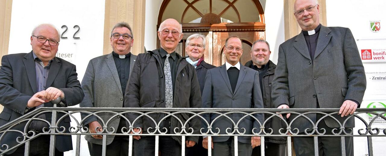 The members of the Sponsorship Allocation Committee of the Diaspora Commission. From left to right: Vicar General Theo Paul (Diocese of Osnabrück), Msgr. Georg Austen, Msgr. Klaus Hoheisel (Diocese of Passau), Pastor Alfred Manthey (Diocese of Münster), Pastor Dr. Christian Hartl (Renovabis/Archdiocese of Munich-Freising), Dean Carsten Menges (Diocese of Hildesheim) and Vicar General Alfons Hardt (Archdiocese of Paderborn). Ordinariate Councillor Thomas Renze (Diocese of Fulda) is missing from the photo. Photo: Theresita Müller
