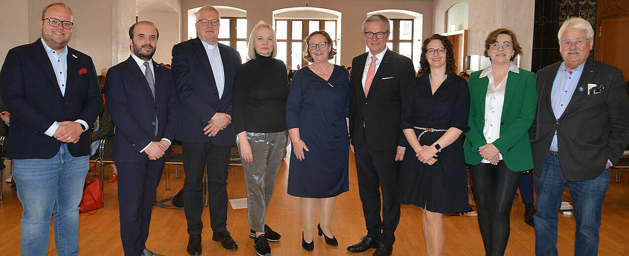 Kamen zur Eröffnung der Europawoche im Rathaus zusammen (v. l.): Julian Heese (Bonifatiuswerk), Dr. Cesare Trecroci (Konsul im italienischen Konsulat Dortmund), Dr. Michael Bredeck (Generalvikar vom Erzbistum Paderborn), Prof. Dr. Dace Medne (Direktorin der RTU Liepaja in Lettland), Dr. Ulrike Kurth (Vorsitzende des Westfälischen Forums), Bürgermeister Michael Dreier, die stellvertretende Landrätin Verena Haese, Karen Mannion (Leiterin des Forums Connemara aus Irland) sowie Elmar Brok (ehemaliges Mitglied des Europaparlaments). (Foto: Stadt Paderborn)