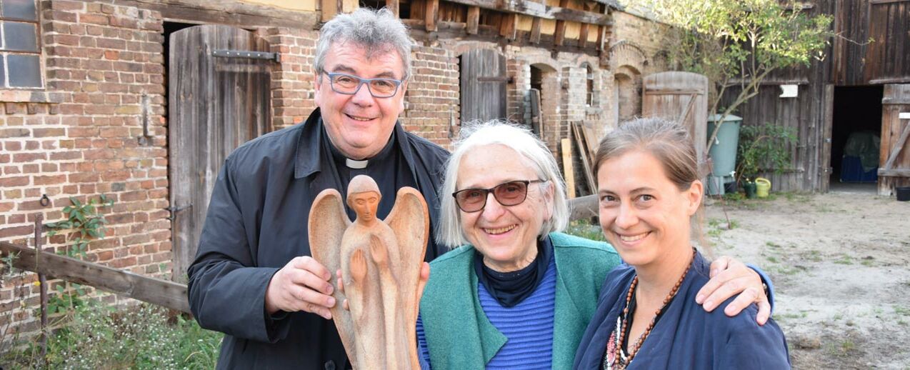 Msgr. Georg Austen überreicht der Leiterin des Achorhofes, Claudia Templin, und der Schriftführerin Dr. Gisela Kollwitz einen Engel. (Archivfoto: Stefan Förner)