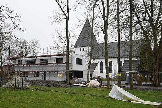 Noch ist das neue Pfarrzentrum in Nordenham eingerüstet. Foto: Ludger Heuer