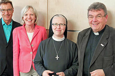 Von Links: Dietmar Ahle (Rotary Club Paderborn), Maria Schmidt (Rotary Club Paderborn), Sr. Margareta Kühn (Leiterin der Manege Berlin) und Msgr. Georg Austen (Bonifatiuwerk) möchten ihre Zusammenarbeit weiter intensivieren, um möglichst vielen Jugendlichen einen erfolgreichen Start in das Berufsleben zu ermöglichen. Foto: Micheel