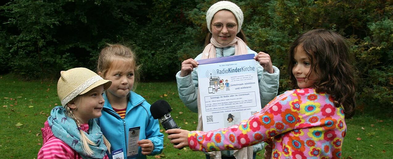 Charlotte, Klara, Stina und Tabea fertigen mit dem Aufnahmegerät Inhalte für die RaKiKi an. (Foto: Tobias Raschke)