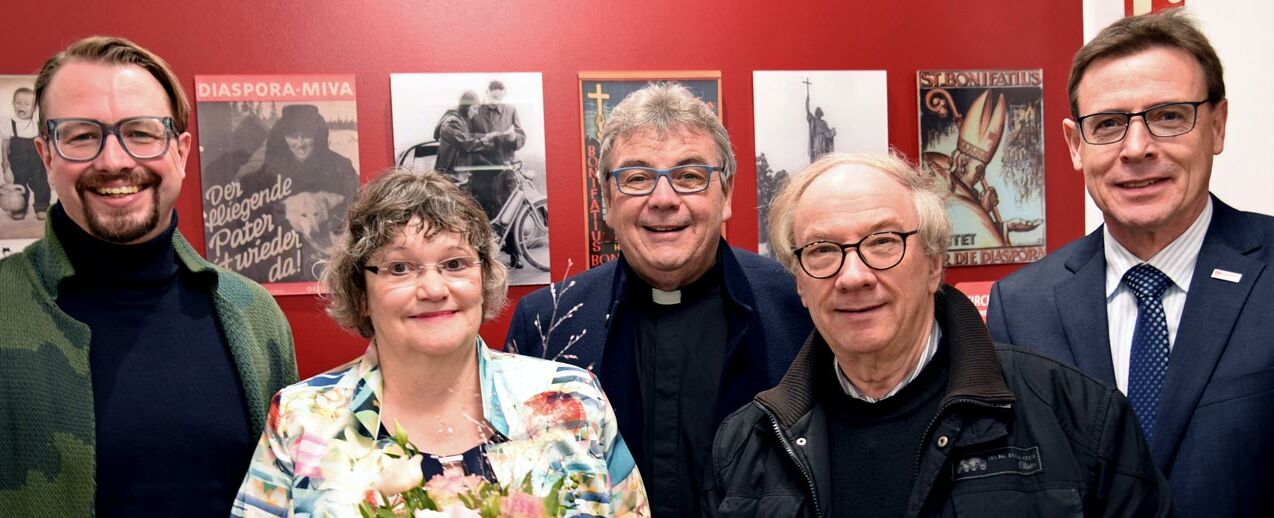 Danke für 39 Jahre! Christa Benkert wurde heute unter anderem von Generalsekretär Monsignore Georg Austen (Mitte), Geschäftsführer Ulrich Franke (r.), dem Vorsitzenden des Paderborner Diözesan-Bonifatiuswerkes, Pfarrer Wolfgang Winkelmann, und vom Vorsitzenden der Mitarbeitervertretung Patrick Kleibold (l.) verabschiedet. (Foto: Theresa Meier)