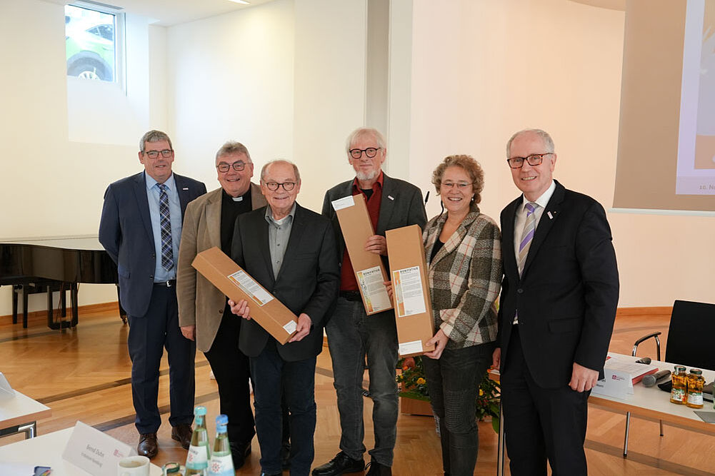 Erhielten zum Abschied aus dem Bonifatiusrat eine Stele als Präsent: Franz Eller, Bernd Duhn und Uta Raabe. Neben ihnen Bonifatiuswerk-Geschäftsführer Ingo Imenkämper und Generalsekretär Monsignore Georg Austen (li.) sowie Präsident Manfred Müller (re.).