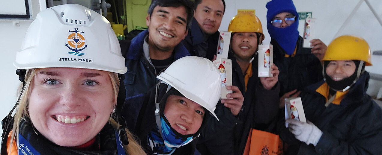 Stefanie Gandera von der katholischen Seemannsmission Stella Maris hat die Bonifatiuswerk-Schoko-Nikoläuse an die Seeleute verteilt. (Foto: Stella Maris)