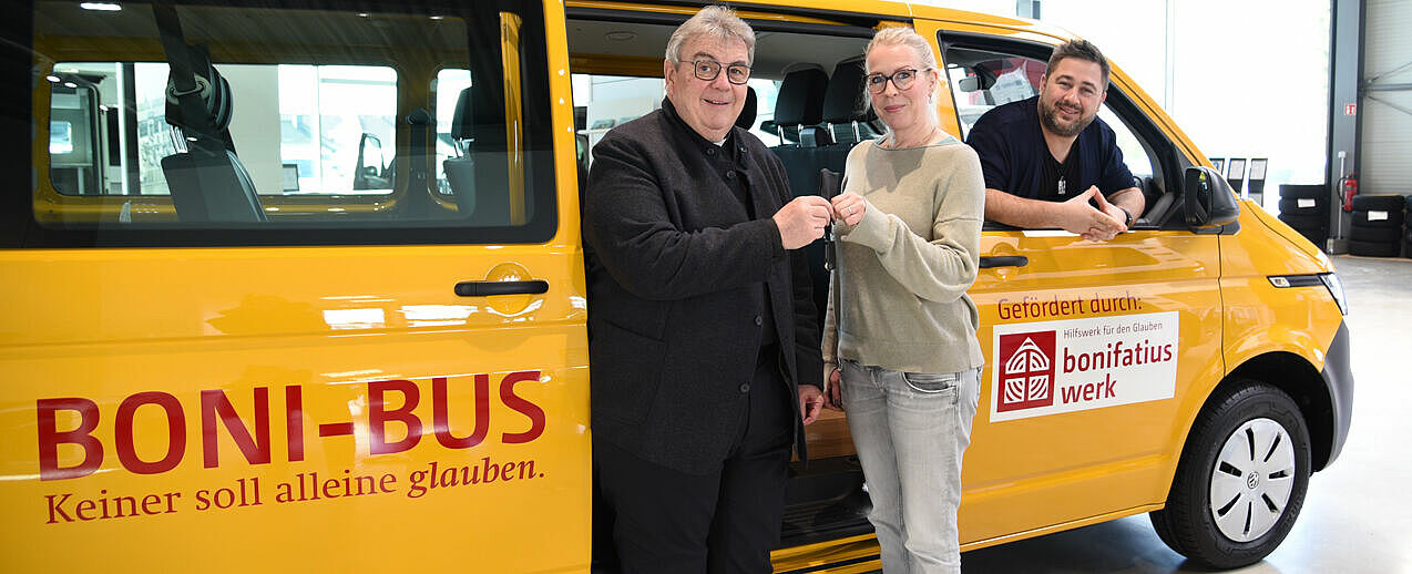 Bonifatiuswerk-Generalsekretär, Monsignore Georg Austen, übergibt den Schlüssel des neuen BONI-Busses an Daniela Meier. Sie leitet gemeinsam mit Stephan Buttgereit die Einrichtung (v.l.). (Foto: Theresa Meier)